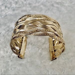 Fashionable gold wrist jewelry